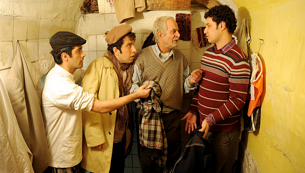 اشکان اشتیاق در صحنه سریال تلویزیونی سه دونگ، سه دونگ به همراه سیروس گرجستانی، مجید صالحی و عباس جمشیدی‌فر