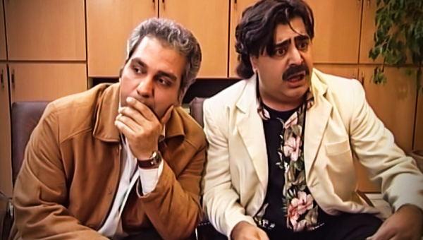 مهران مدیری در صحنه سریال تلویزیونی جایزه بزرگ به همراه رضا شفیعی‌جم