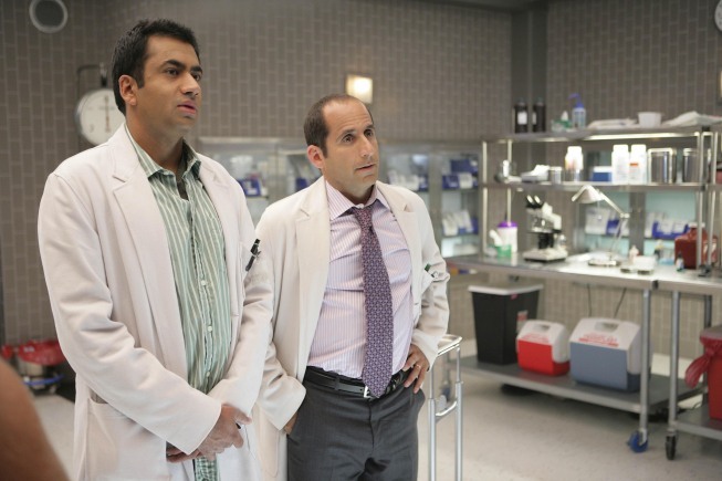 Peter Jacobson در صحنه سریال تلویزیونی دکتر هاوس به همراه Kal Penn