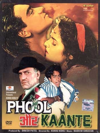 Ajay Devgn در صحنه فیلم سینمایی Phool Aur Kaante به همراه آمریش پاری و Madhoo