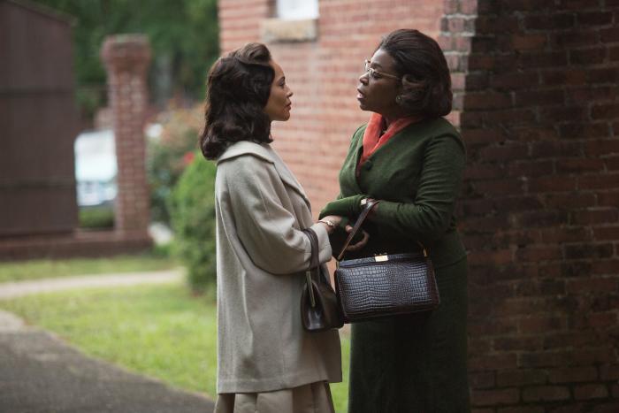 کارمن اجوگو در صحنه فیلم سینمایی سلما به همراه Lorraine Toussaint