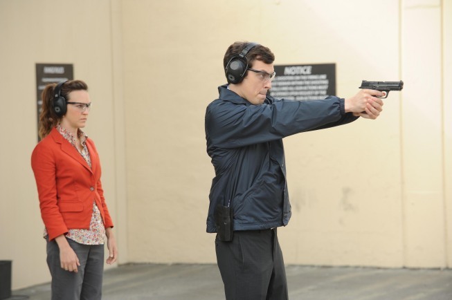 کارلا گالو در صحنه سریال تلویزیونی استخوان ها به همراه John Francis Daley