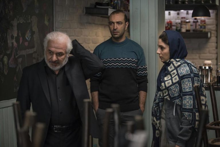 مهران نائل در صحنه فیلم سینمایی آذر به همراه سید‌فرید سجادی‌‌حسینی