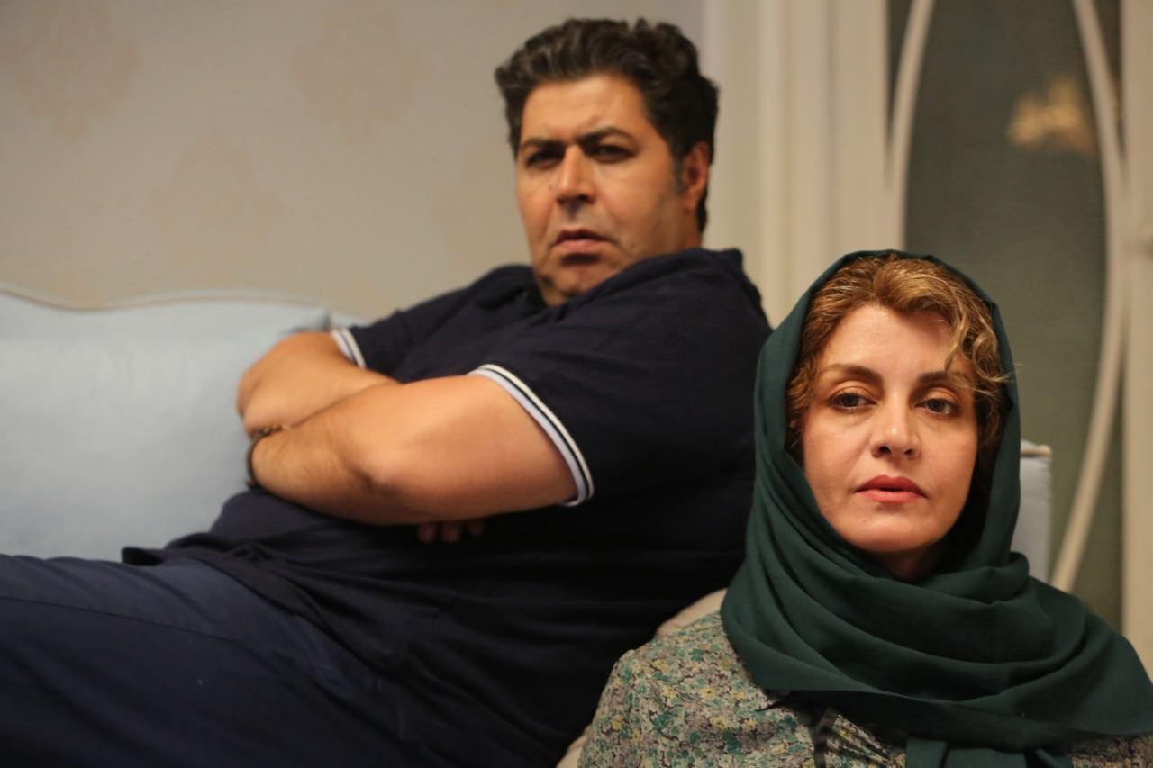فرهاد اصلانی در صحنه فیلم سینمایی زیر سقف دودی به همراه مریلا زارعی