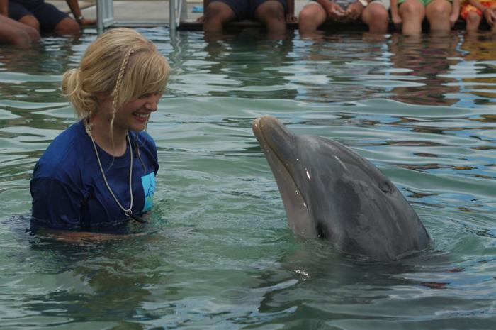 Carly Schroeder در صحنه فیلم سینمایی Eye of the Dolphin