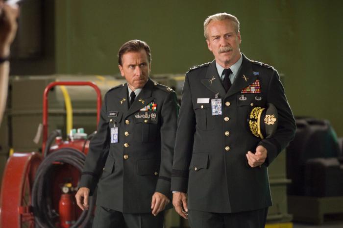 William Hurt در صحنه فیلم سینمایی هالک شگفت انگیز به همراه تیم راث
