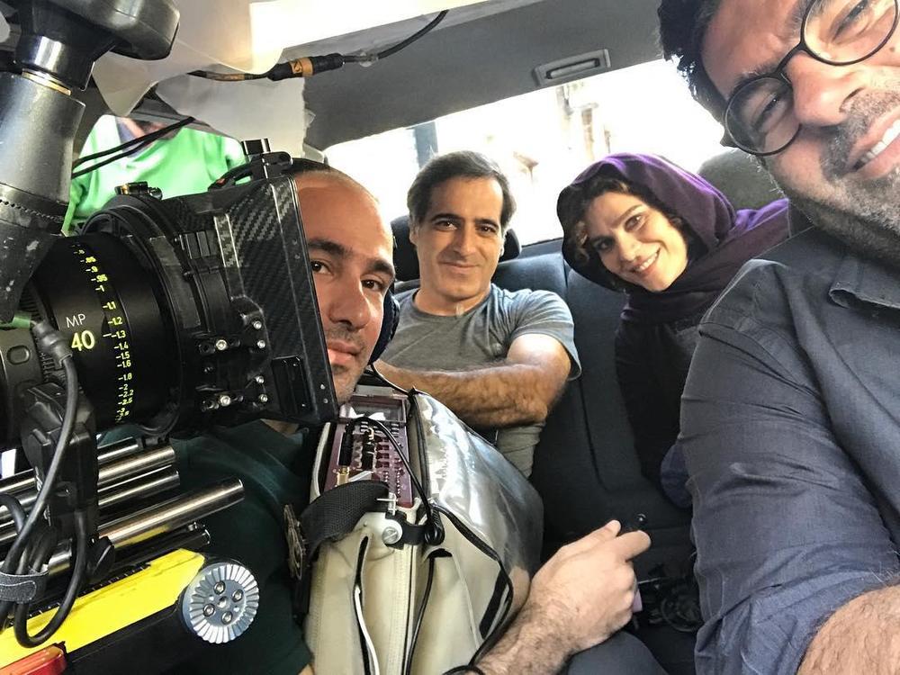 مصطفی کیایی در پشت صحنه فیلم سینمایی چهارراه استانبول به همراه سحر دولتشاهی