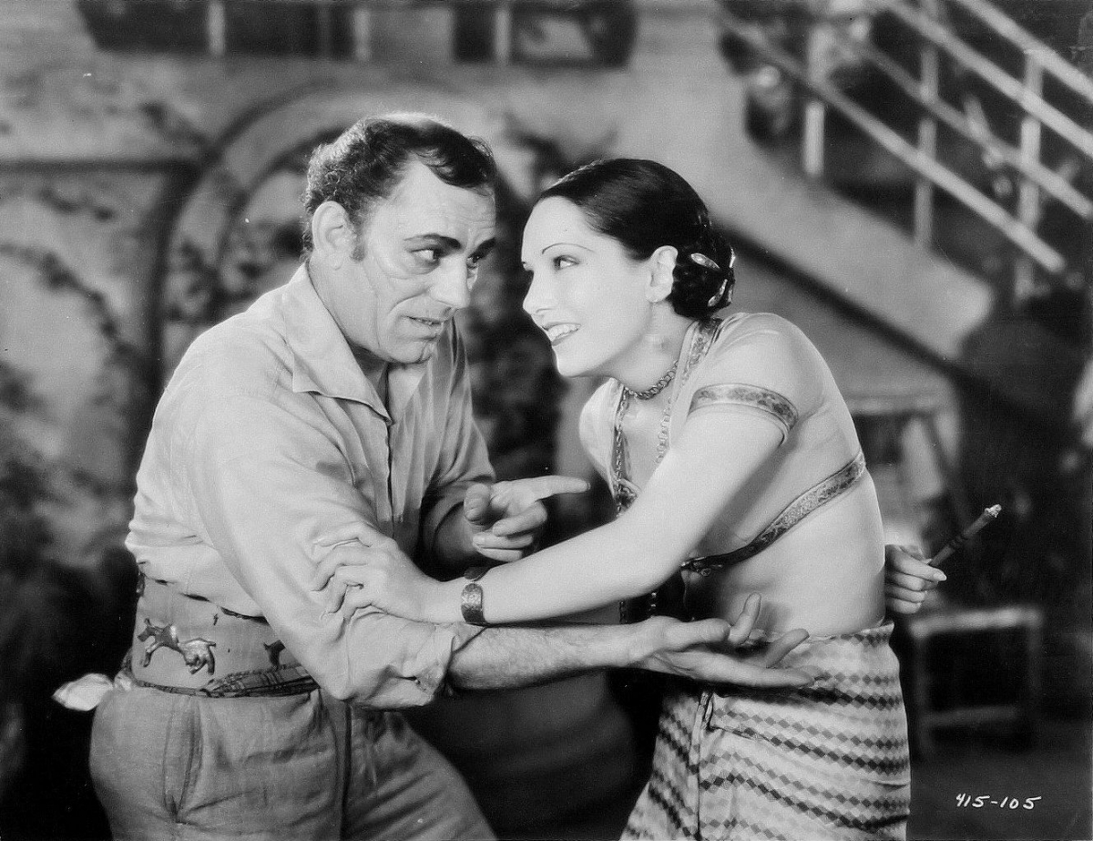 Lupe Velez در صحنه فیلم سینمایی Where East Is East به همراه Lon Chaney