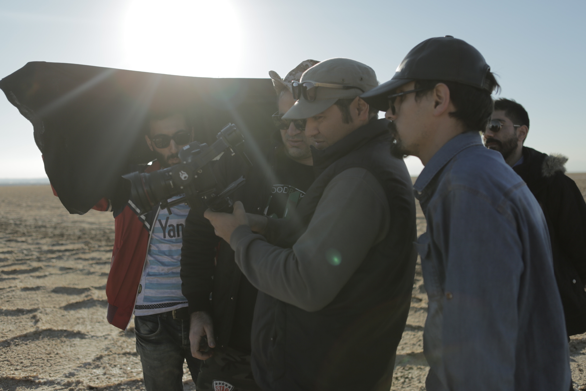 تصویری از علی نوری اسکویی، تهیه کننده و کارگردان سینما و تلویزیون در حال بازیگری سر صحنه یکی از آثارش