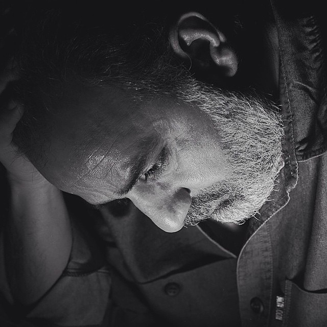 تصویری از پرویز پرستویی، بازیگر و تهیه کننده سینما و تلویزیون در حال بازیگری سر صحنه یکی از آثارش