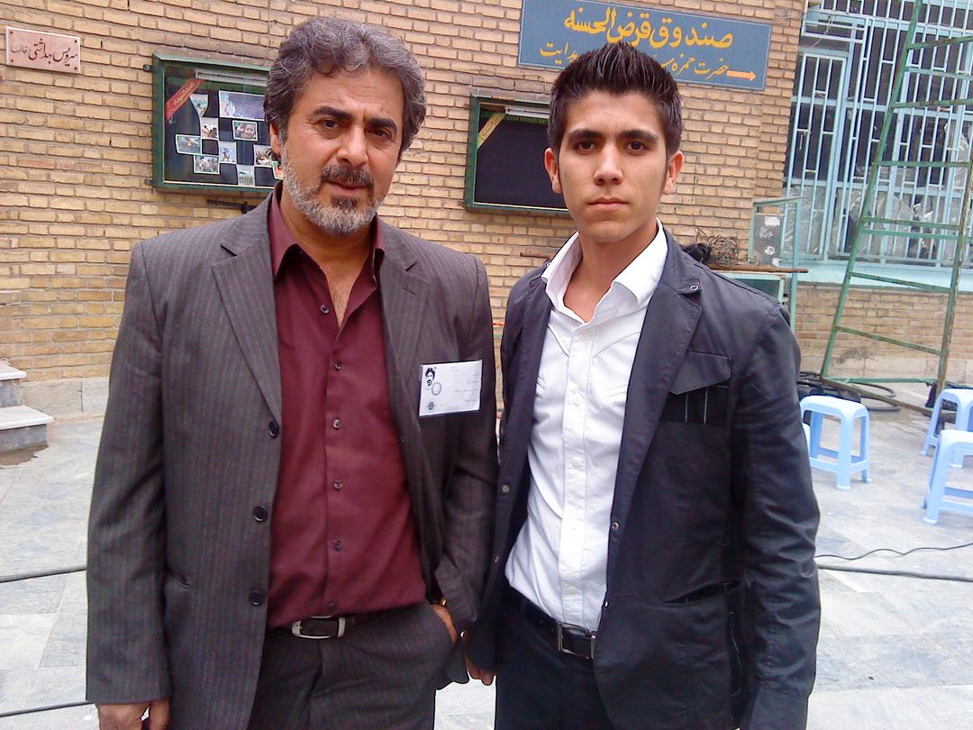 تصویری از محبوب محمودی، بازیگر سینما و تلویزیون در پشت صحنه یکی از آثارش