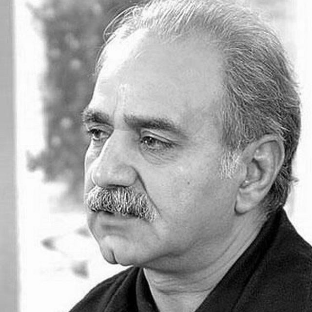 تصویری از پرویز پرستویی، بازیگر و تهیه کننده سینما و تلویزیون در حال بازیگری سر صحنه یکی از آثارش