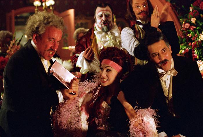 سیمون کالو در صحنه فیلم سینمایی شبح اپرا به همراه سیاران هیندز و مینی درایور