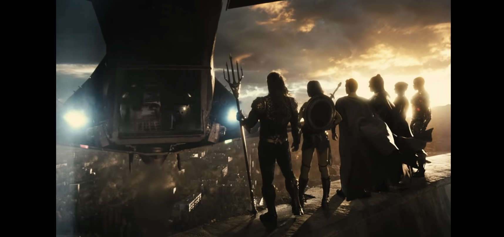 جیسون ماموا در صحنه سریال تلویزیونی Zack Snyder's Justice League به همراه ازرا میلر، Ray Fisher، هنری کاویل، بن افلک و گال گدوت