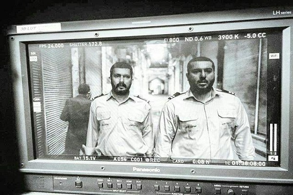 محسن کیایی در پشت صحنه فیلم سینمایی سد معبر به همراه حامد بهداد