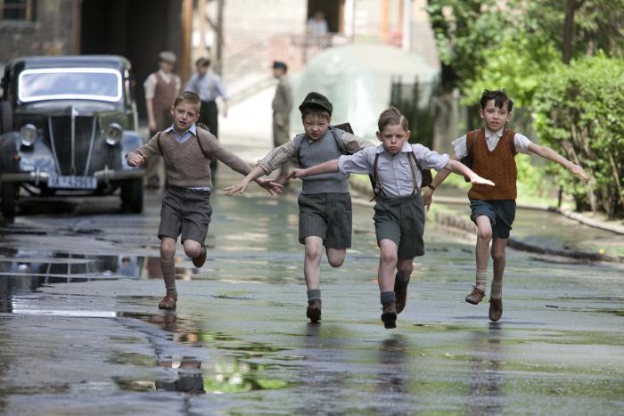 Domonkos Németh در صحنه فیلم سینمایی پسری در پیژامه راه راه به همراه ایسا باترفیلد، Henry Kingsmill و Zac Mattoon O'Brien