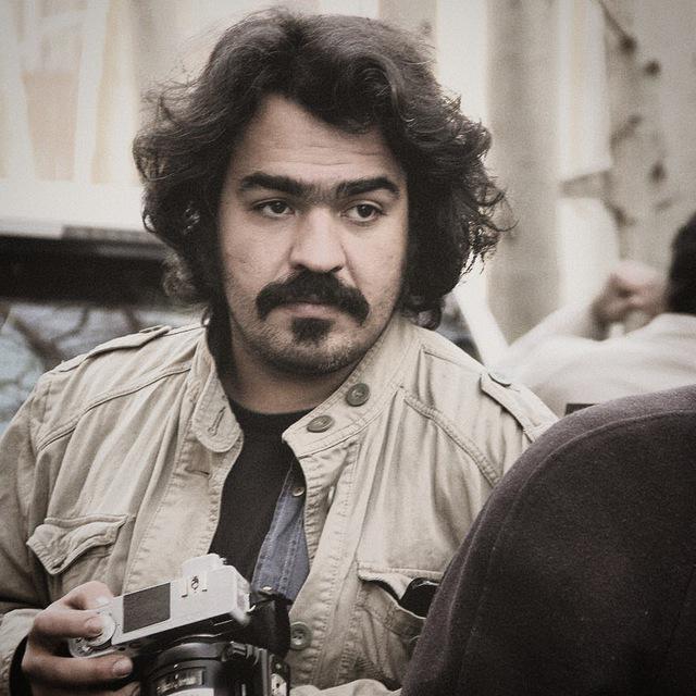 تصویری از سجاد سپهری شکیب، بازیگر و عکاس سینما و تلویزیون در حال بازیگری سر صحنه یکی از آثارش