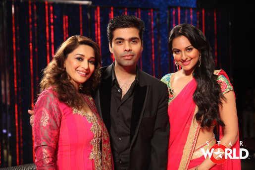 Madhuri Dixit در صحنه سریال تلویزیونی Koffee with Karan به همراه Sonakshi Sinha و Karan Johar