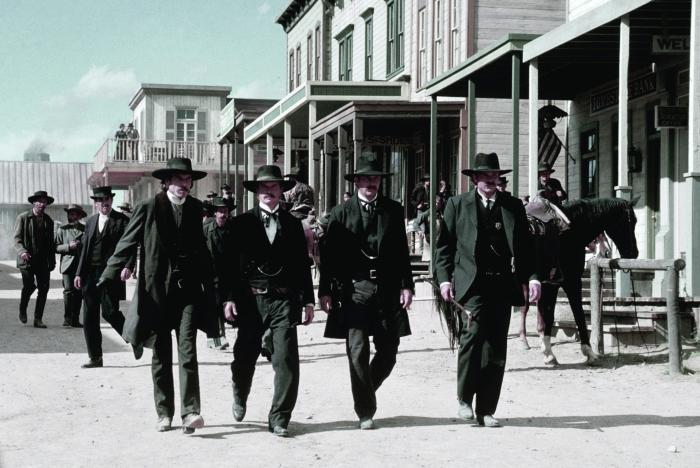 دیوید اندروز در صحنه فیلم سینمایی Wyatt Earp به همراه کوین کاستنر و Dennis Quaid
