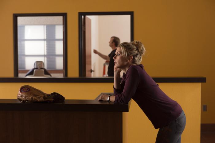 Rhea Seehorn در صحنه سریال تلویزیونی بهتره با سال تماس بگیری