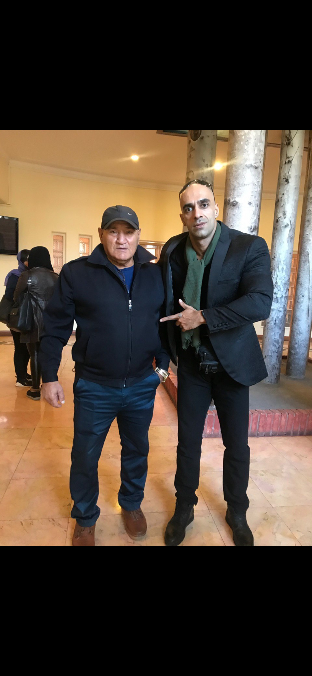 تصویری از مصطفی کریمی، بازیگر سینما و تلویزیون در حال بازیگری سر صحنه یکی از آثارش