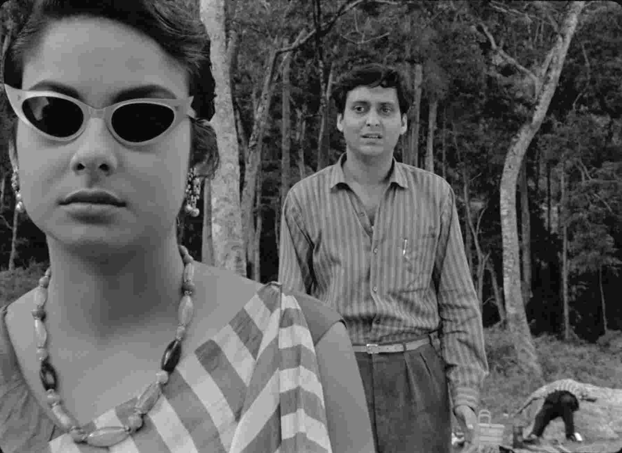  فیلم سینمایی The Coward با حضور Soumitra Chatterjee و Madhabi Mukherjee