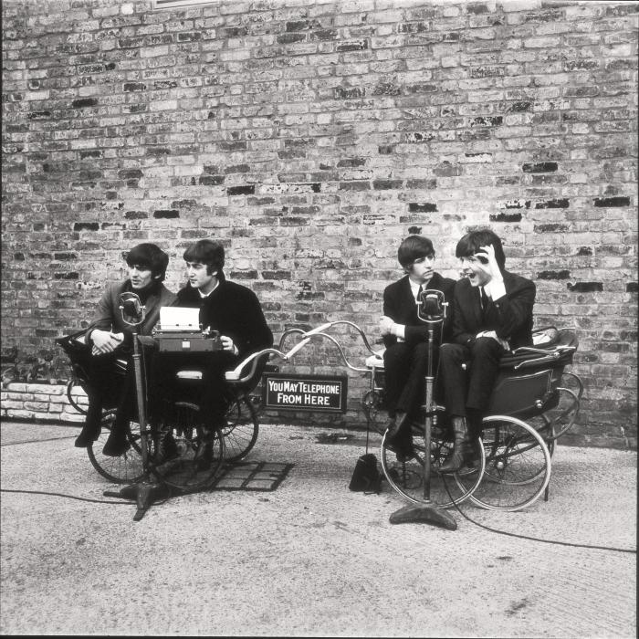 George Harrison در صحنه فیلم سینمایی A Hard Day's Night به همراه Paul McCartney، John Lennon و Ringo Starr