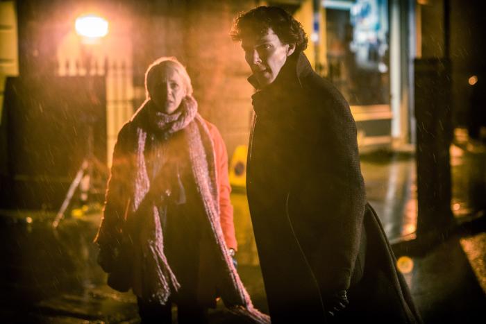 Amanda Abbington در صحنه فیلم سینمایی شرلوک به همراه بندیکت کامبربچ