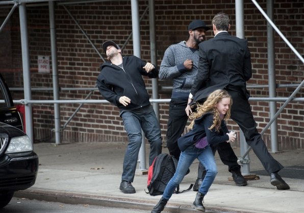 Danielle Kotch در صحنه سریال تلویزیونی مظنون به همراه Jim Caviezel