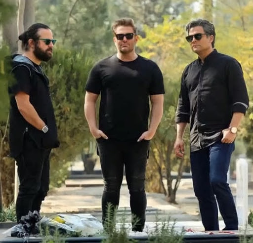 حسین یاری در صحنه سریال شبکه نمایش خانگی گیسو به همراه محمدرضا گلزار و هومن سیدی