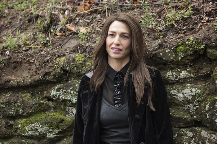 Claudia Black در صحنه سریال تلویزیونی اصیل ها