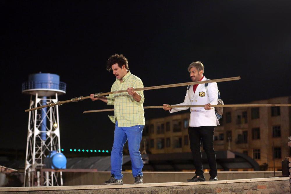 جواد عزتی در صحنه فیلم تلویزیونی آینه بغل به همراه محمدرضا گلزار
