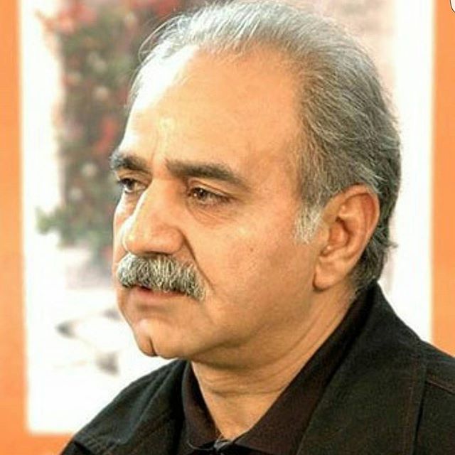 تصویری از پرویز پرستویی، بازیگر و تهیه کننده سینما و تلویزیون در حال بازیگری سر صحنه یکی از آثارش