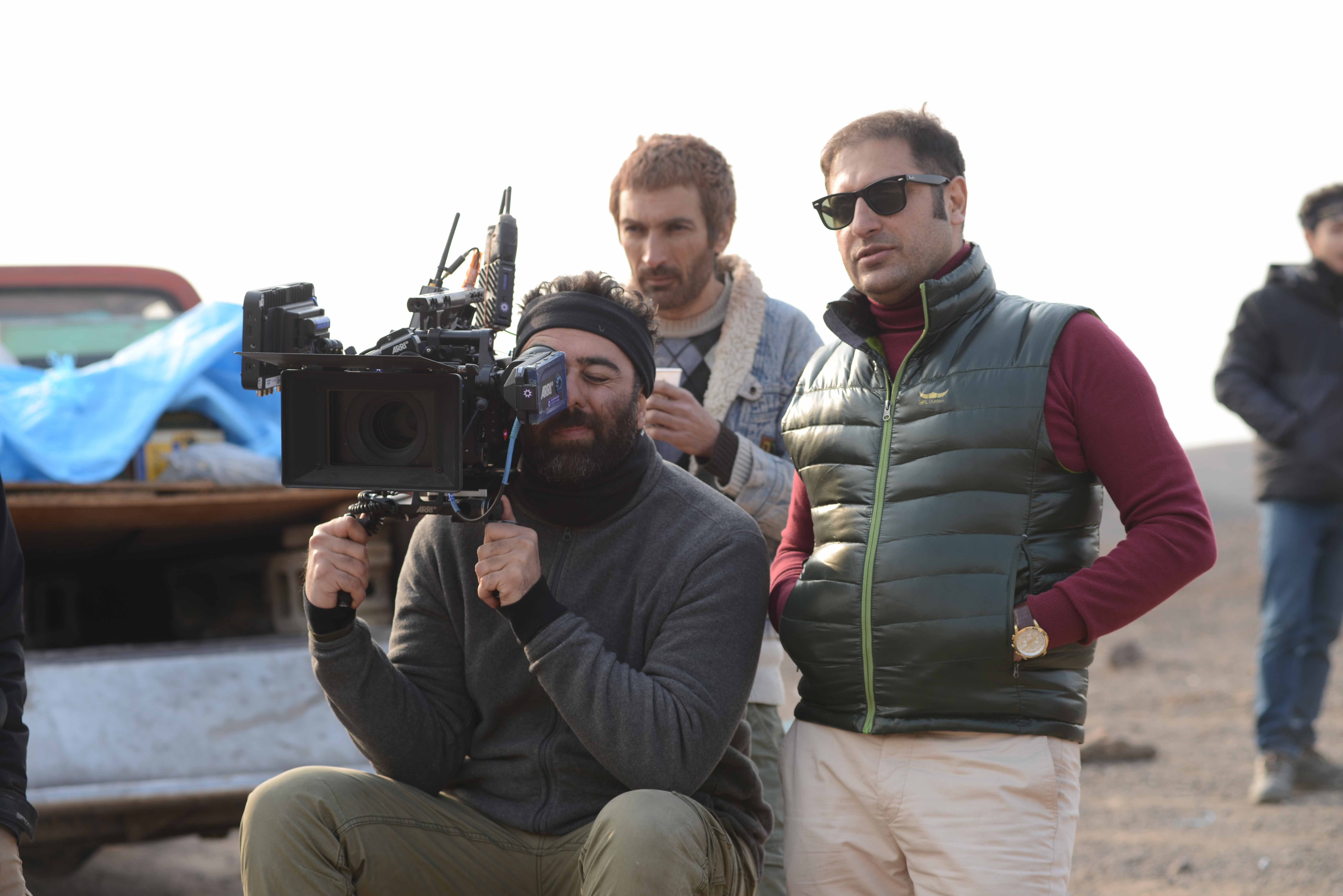 تصویری از علیرضا شاه حسینی، نویسنده و کارگردان سینما و تلویزیون در پشت صحنه یکی از آثارش