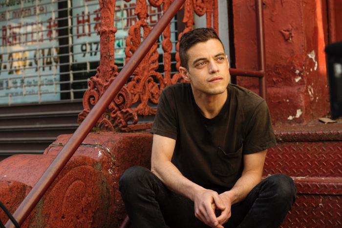 Rami Malek در صحنه سریال تلویزیونی آقای ربات