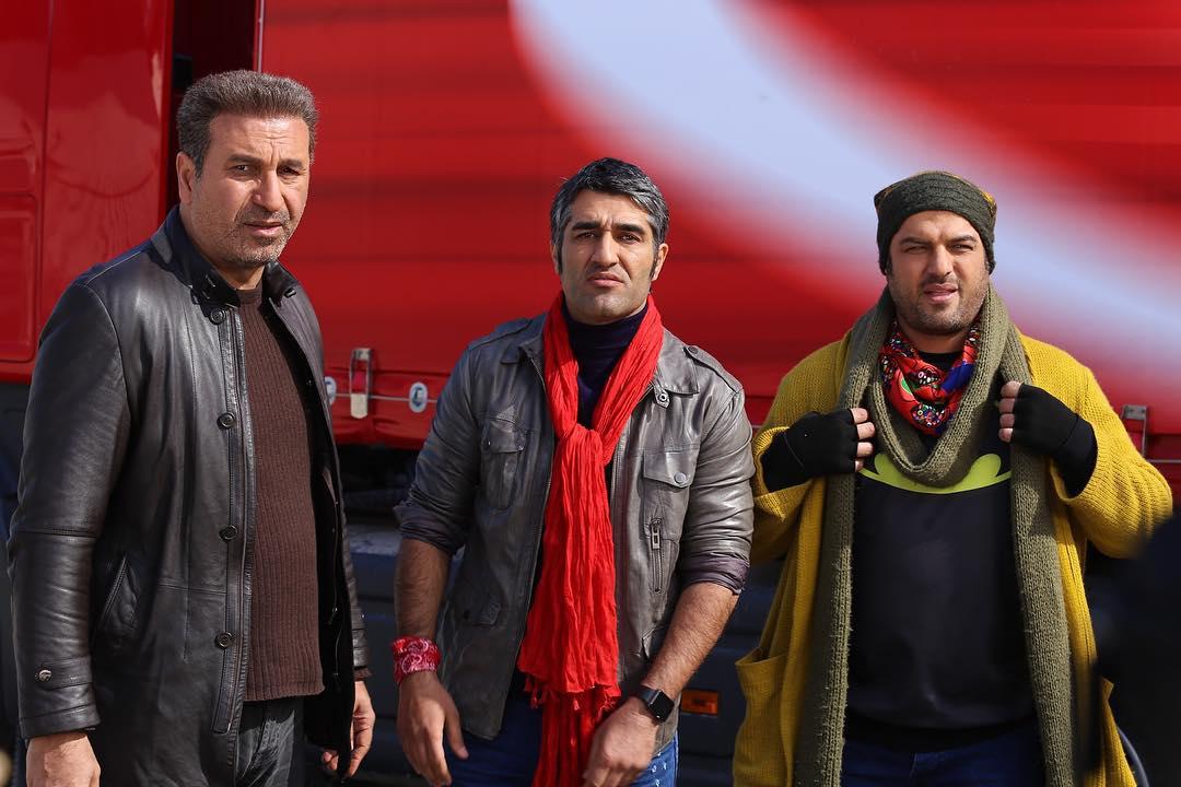 پژمان جمشیدی در صحنه فیلم سینمایی خوب بد جلف به همراه سام درخشانی و حمید فرخ‌نژاد