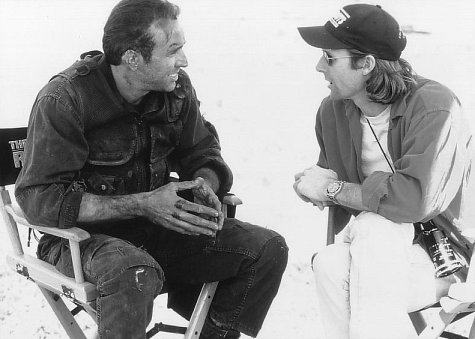 مایکل بی در صحنه فیلم سینمایی صخره به همراه نیکلاس کیج