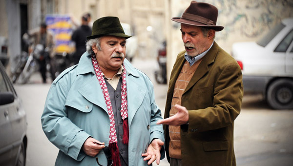 محمد کاسبی در صحنه سریال تلویزیونی سه دونگ، سه دونگ به همراه سیروس گرجستانی