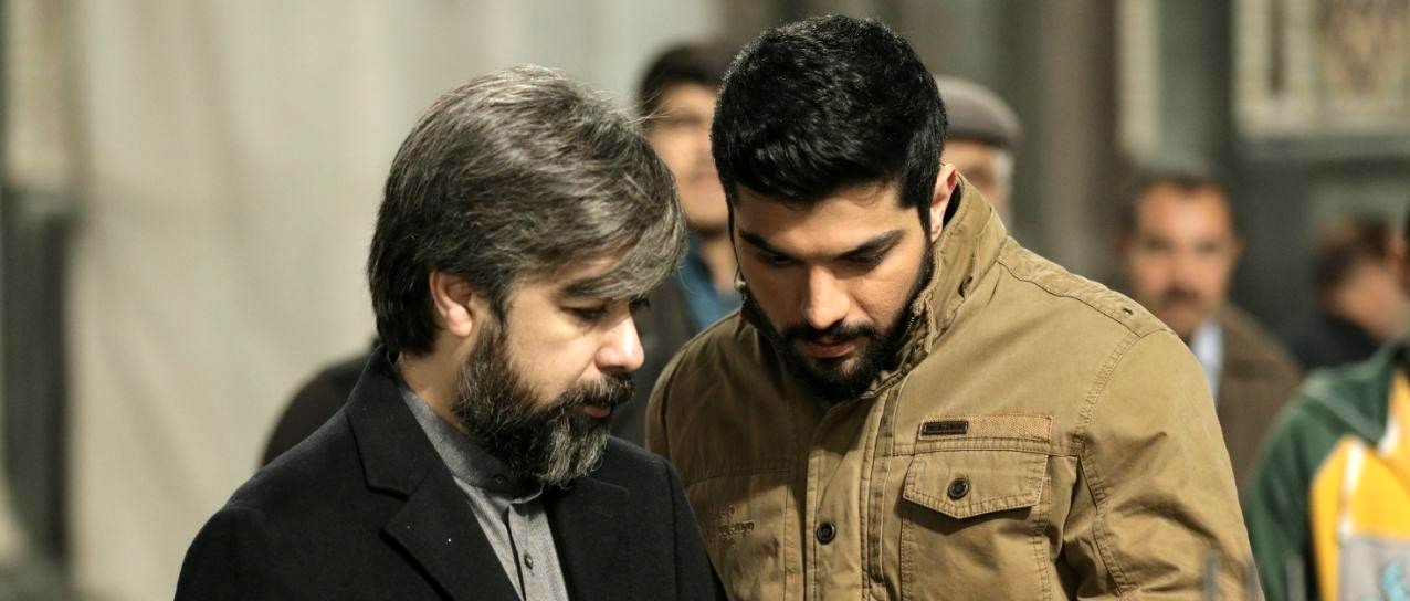 حامد عنقا در صحنه سریال شبکه نمایش خانگی آقازاده به همراه سینا مهراد
