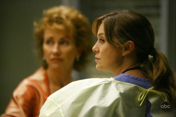 کتی بیکر در صحنه سریال تلویزیونی آناتومی گری به همراه الن پامپئو