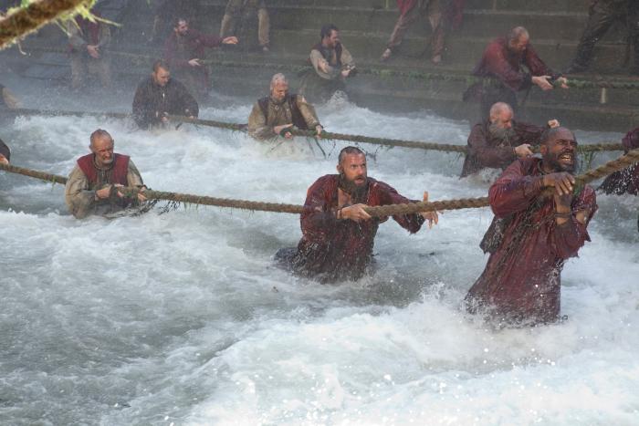 Cavin Cornwall در صحنه فیلم سینمایی بینوایان به همراه هیو جکمن