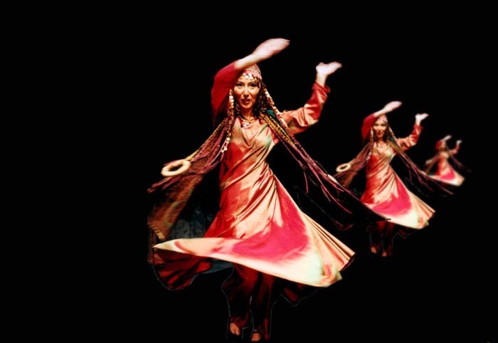 تصویری از پانته‌آ بهرام، بازیگر و مهمان سینما و تلویزیون در حال بازیگری سر صحنه یکی از آثارش