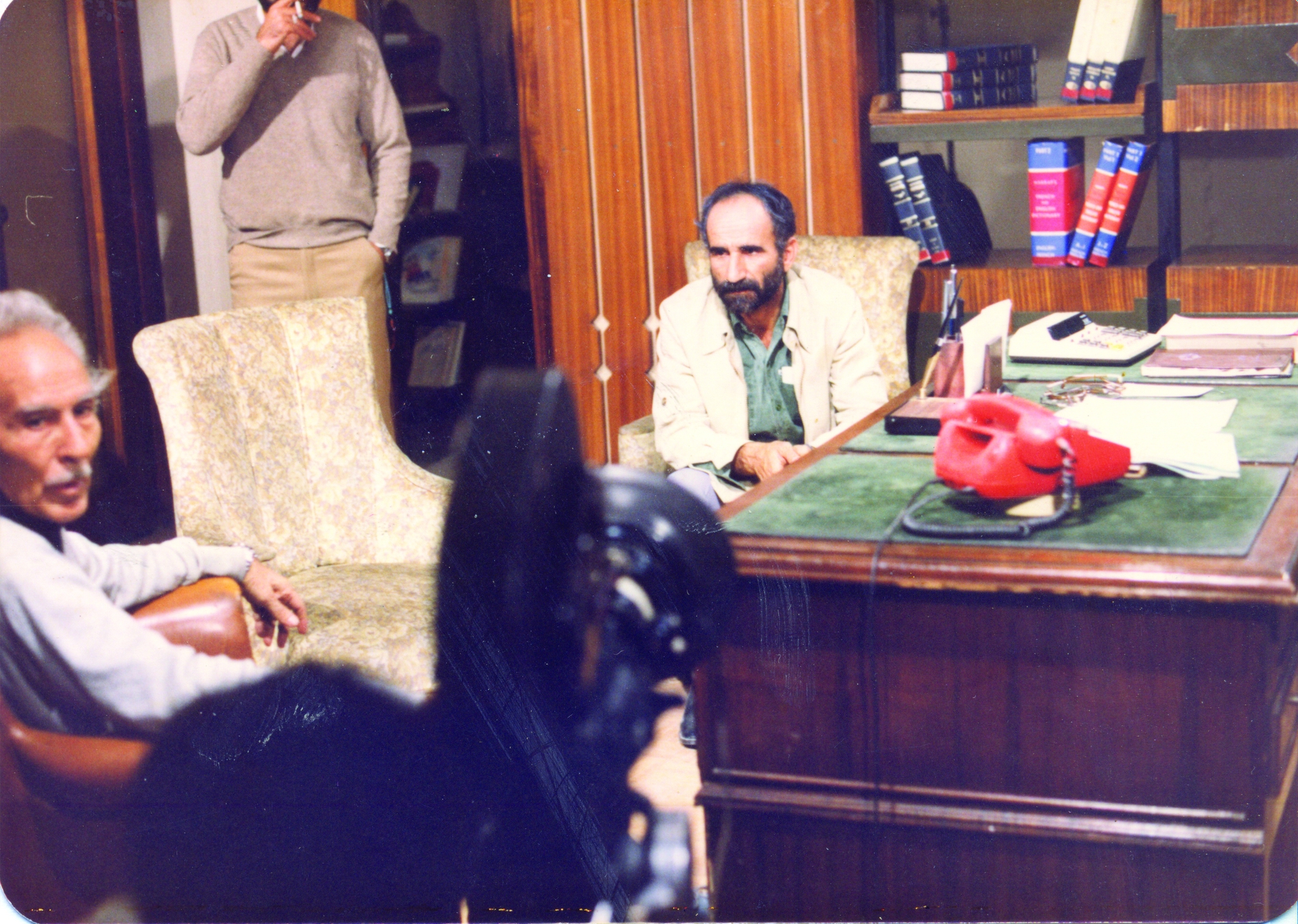 تصویری از کاظم وفادار شوشتری، بازیگر سینما و تلویزیون در حال بازیگری سر صحنه یکی از آثارش