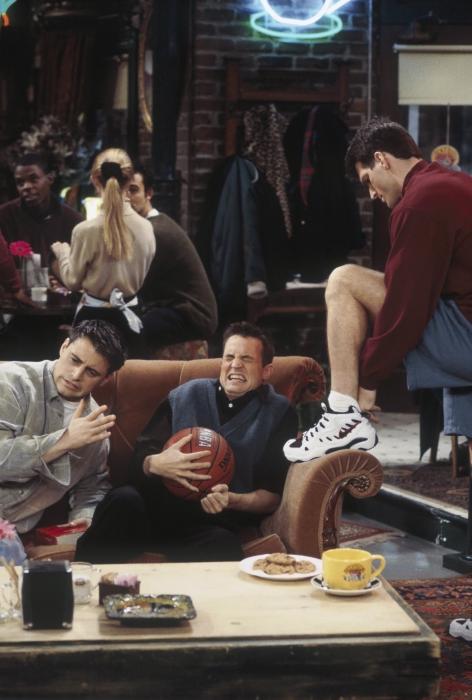 Markus Flanagan در صحنه سریال تلویزیونی دوستان به همراه Matt LeBlanc و Matthew Perry