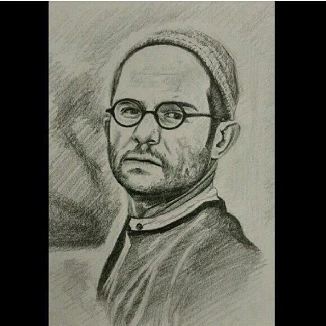 تصویری از بابک حمیدیان، بازیگر و تهیه کننده سینما و تلویزیون در حال بازیگری سر صحنه یکی از آثارش