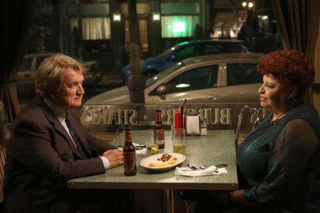 Dave Thomas در صحنه سریال تلویزیونی استخوان ها به همراه Patricia Belcher