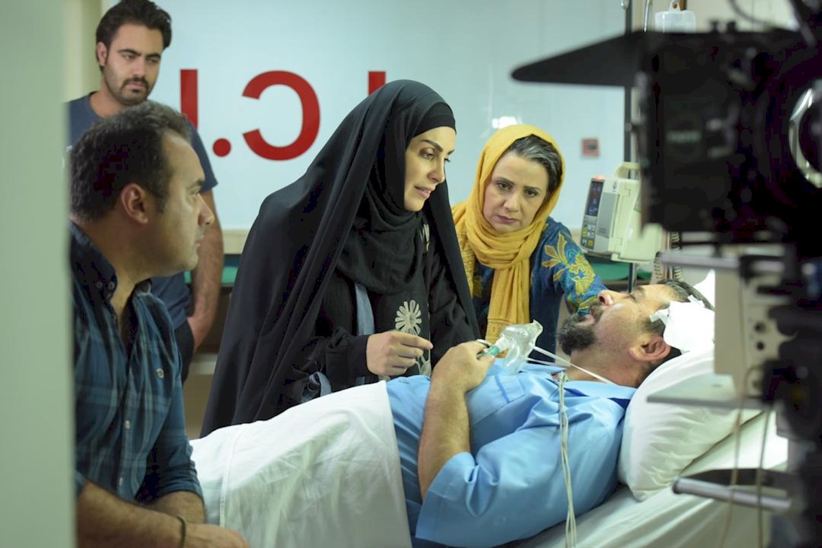 امیرحسین صدیق در صحنه سریال تلویزیونی مرضیه به همراه ماه‌چهره خلیلی