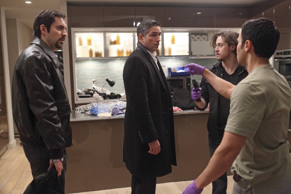 Johnny Hopkins در صحنه سریال تلویزیونی مظنون به همراه Rhys Coiro، Rafael Sardina و Jim Caviezel