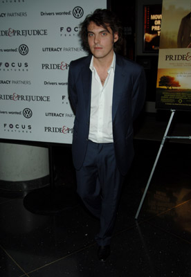 جو رایت در صحنه فیلم سینمایی غرور و تعصب