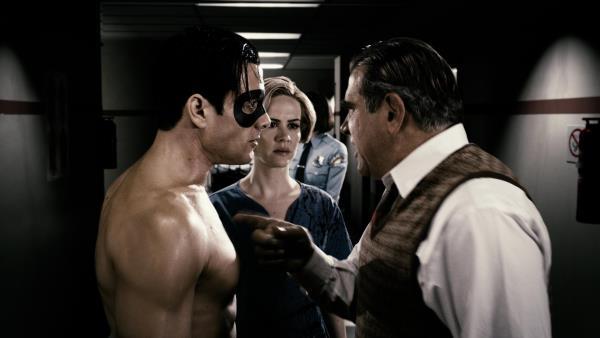 Dan Lauria در صحنه فیلم سینمایی اسپریت به همراه Gabriel Macht و سارا پاولسون